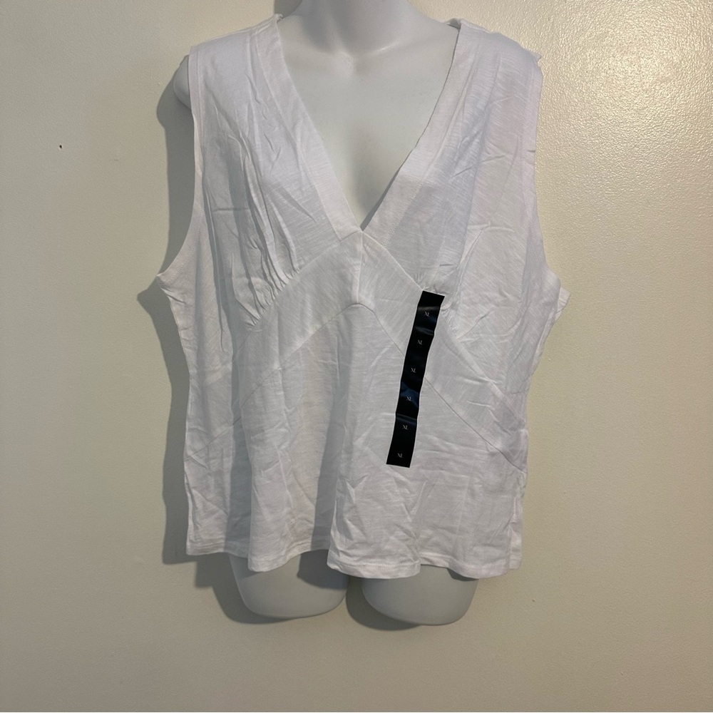 Banana Republic Short sleeve v neck cotton blend t-shirt in white size X-large
